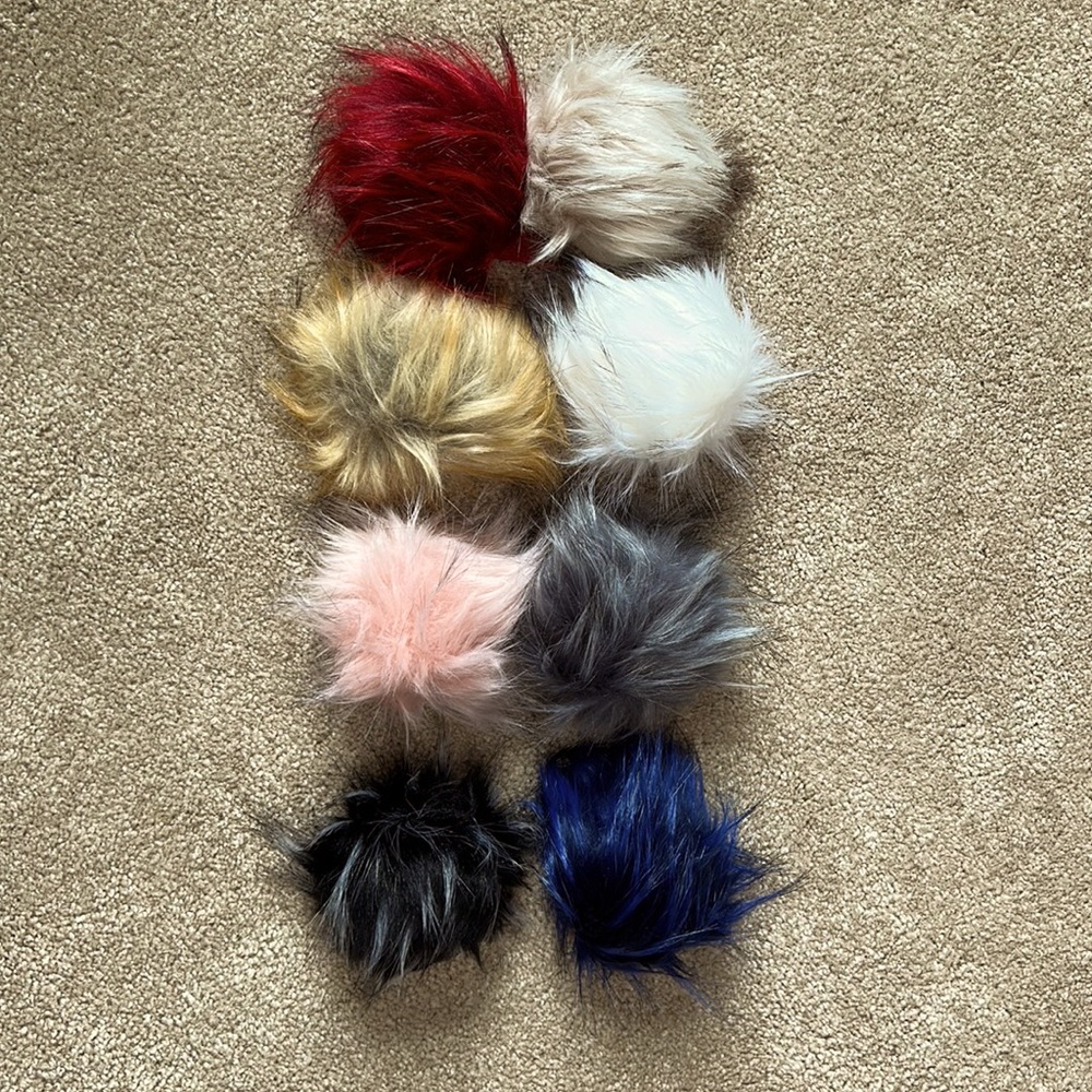 8 faux fur pompoms for knitting/hats with snaps.